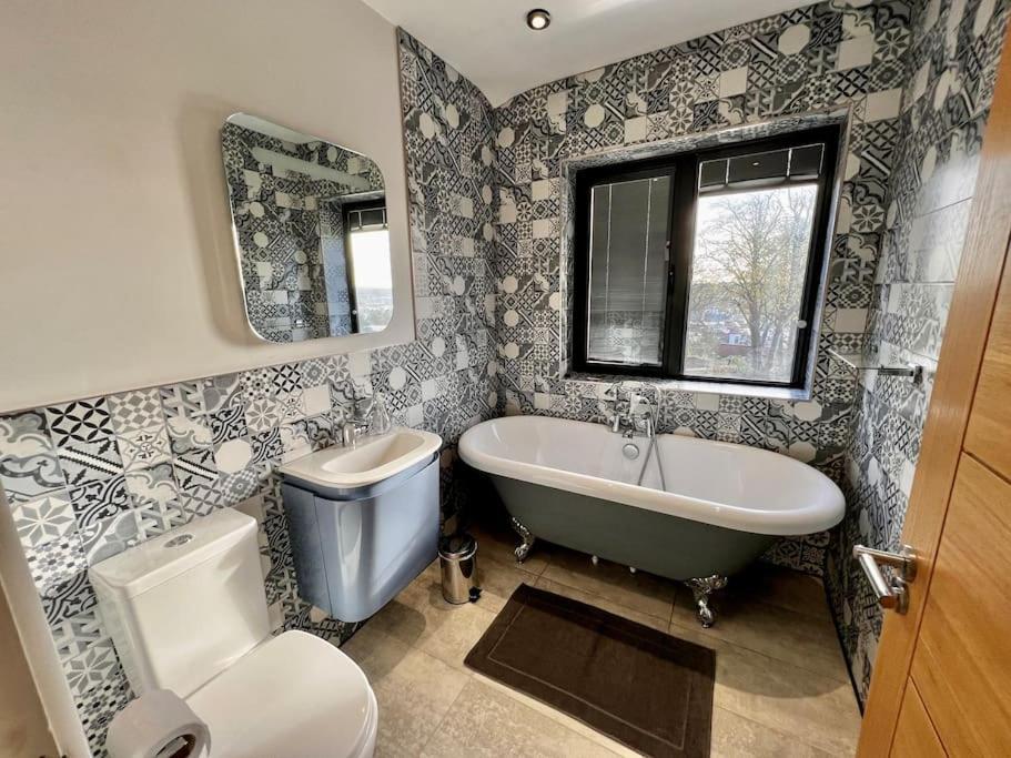 Stylish 3 Bed House With Castle Views