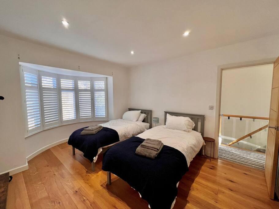 Stylish 3 Bed House With Castle Views *