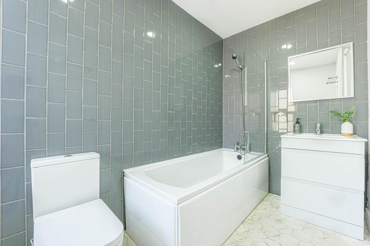 Charming 3-bedroom In Historic Ideal For Families Casa de férias *