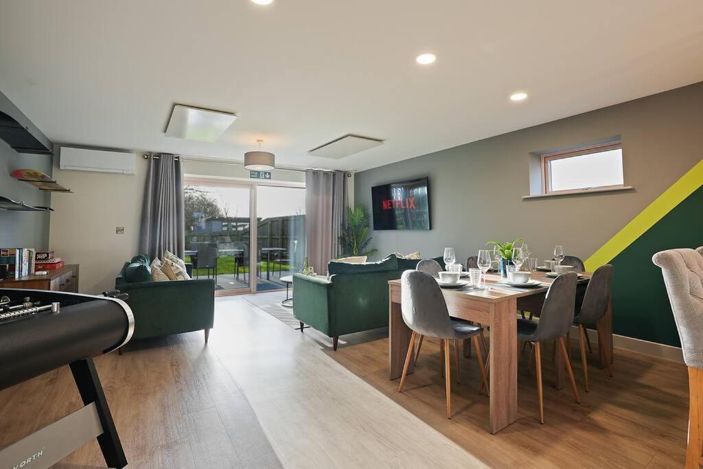 Spacious 4 Bed With Gym And Tennis Court *