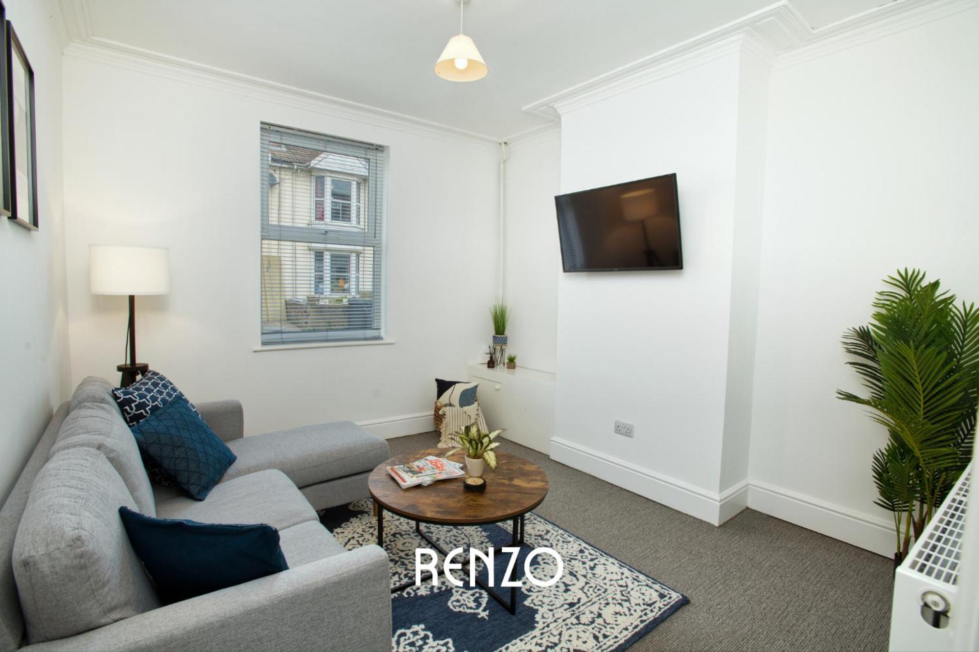 Cosy And Inviting 2-bed Townhouse In By Renzo, Free Wi-fi, Ideal For Contractors