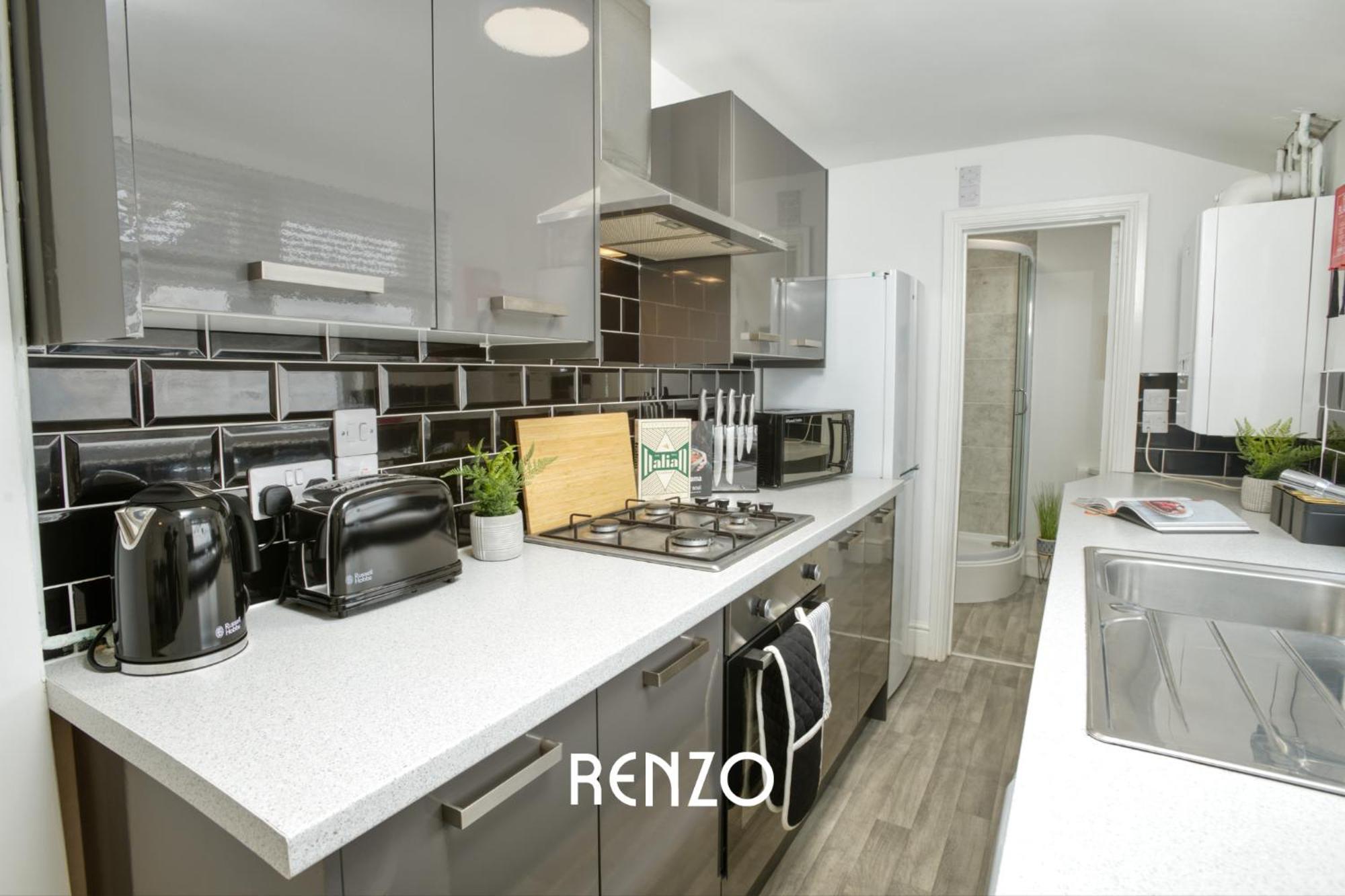 Cosy And Inviting 2-bed Townhouse In By Renzo, Free Wi-fi, Ideal For Contractors Apartamento